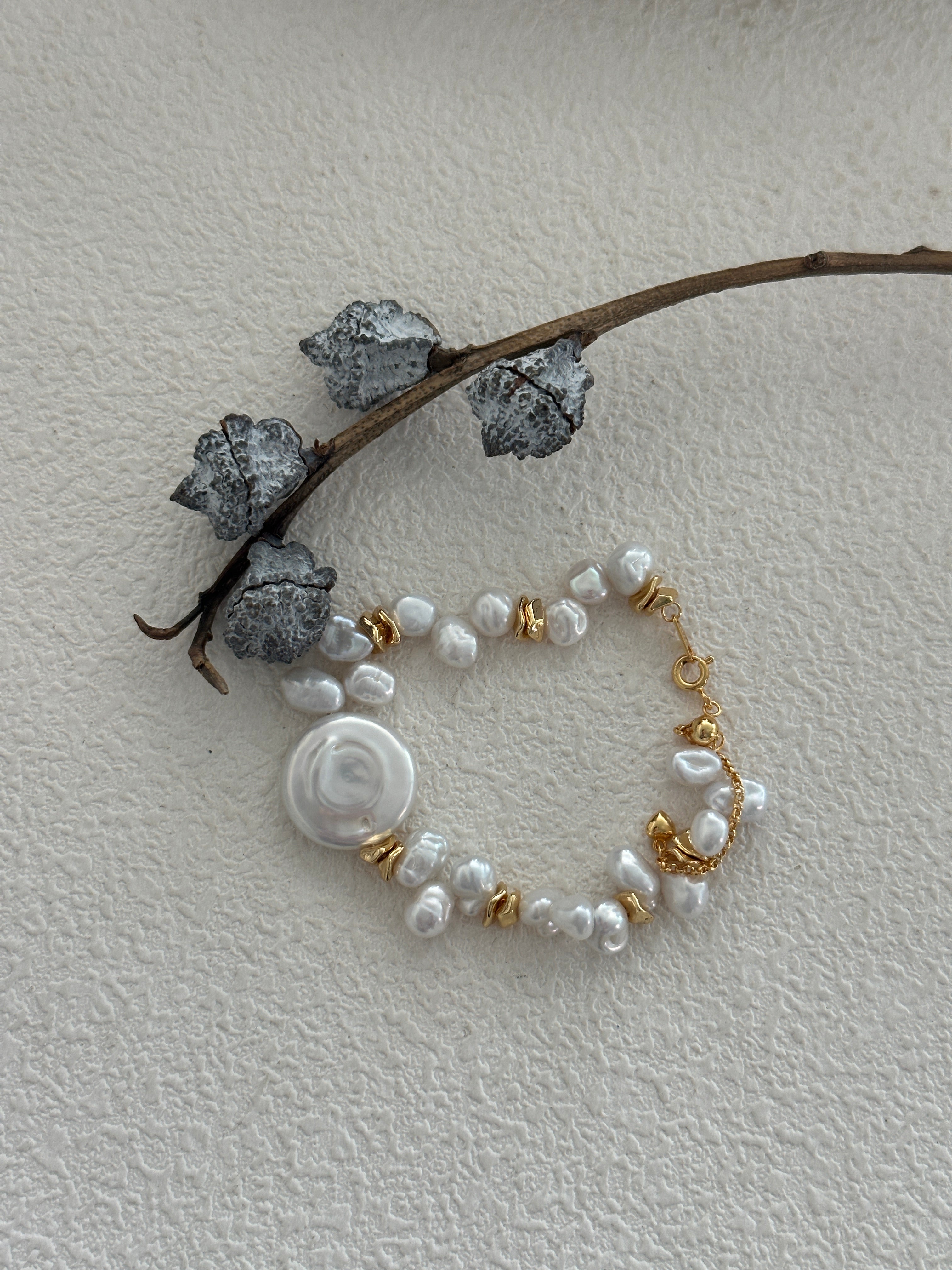 Vintage Keshi Pearl & Baroque Disc Beaded Bracelet – 18K Gold-Plated, Adjustable